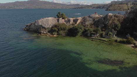 orbita alrededor de una gran roca en el lago tota