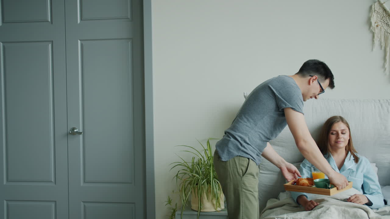 침대에서 아침 식사를 즐기는 커플