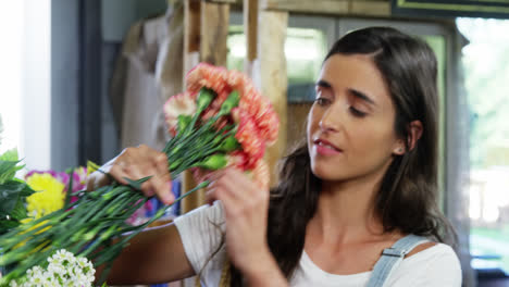 mujer seleccionando un ramo de flores