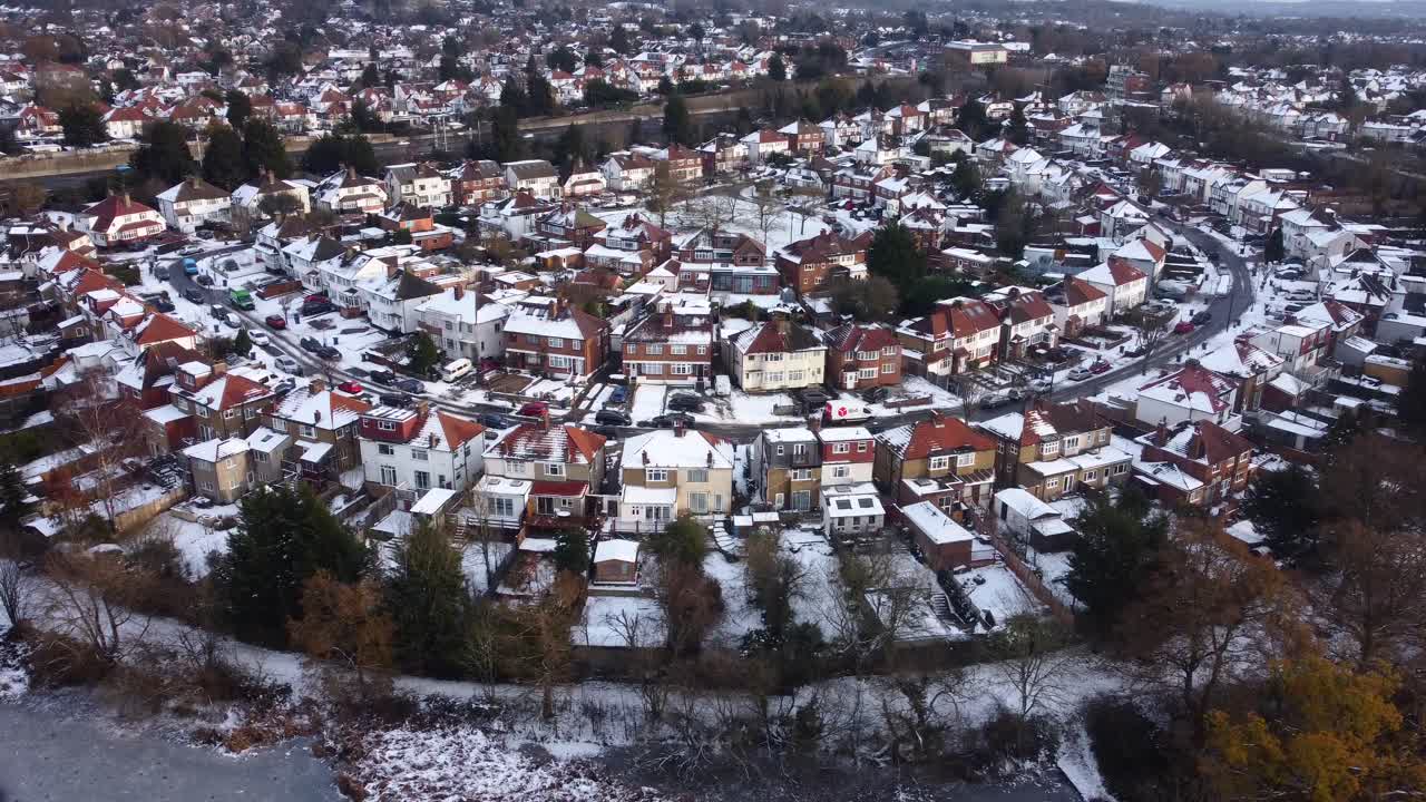 Pueblo suburbano de Londres con nieve en invierno