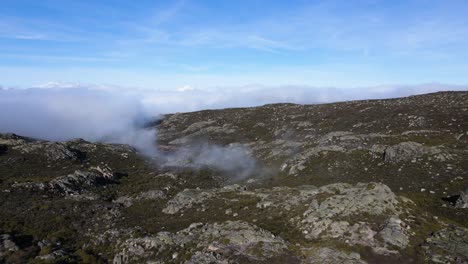 Vista-Aérea-Orbitando-Alrededor-De-Un-Pequeño-Camino-De-Nubes-En-La-Cima-De-La-Montaña-En-Serra-Da-Estrela-Portugal