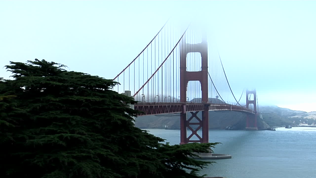 금문교는 샌프란시스코만의 스카이라인을 장식합니다.