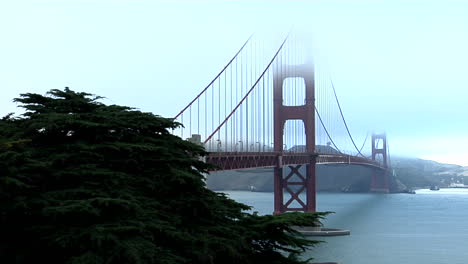 el puente golden gate adorna el horizonte de la bahía de san francisco