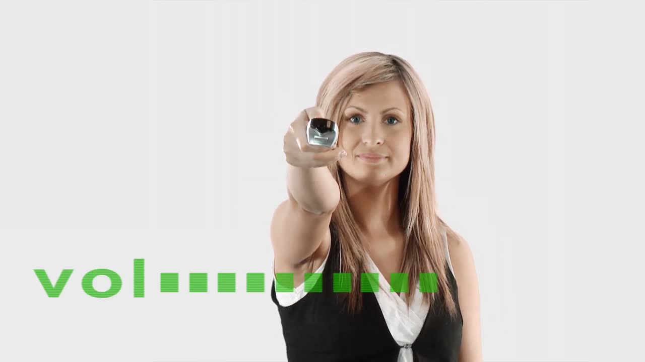 женщина снижает громкость