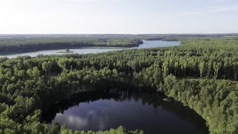 Atemberaubende-Ausblicke-Aus-Der-Luft-Enthüllen-Smaragdgrüne-Seen-Inmitten-Dichter-Wälder