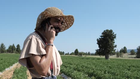 Hablando-Por-Teléfono-En-El-Jardín