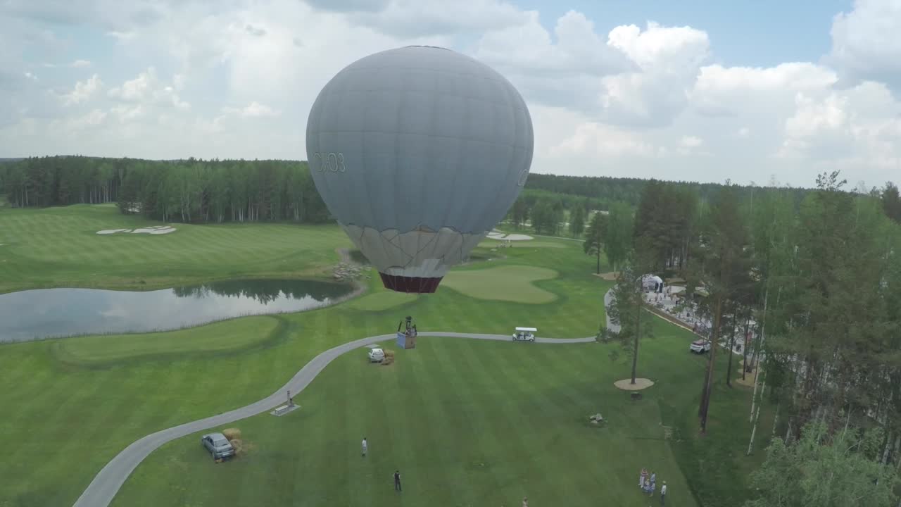 골프장 위 의 열기 풍선