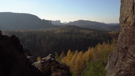 Vista-Panorámica-Del-Paisaje-Del-Parque-Nacional-De-Saxon-Switzerland-En-Otoño,-Alemania