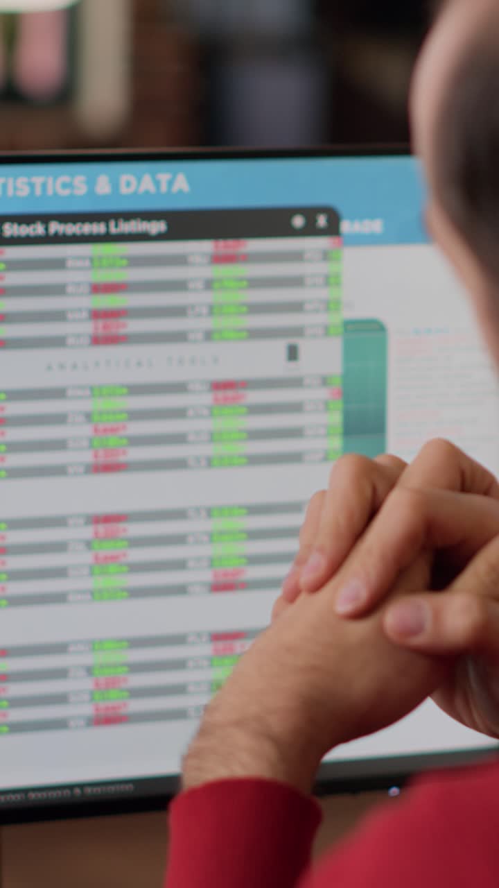 Menganalisis Data pada Monitor