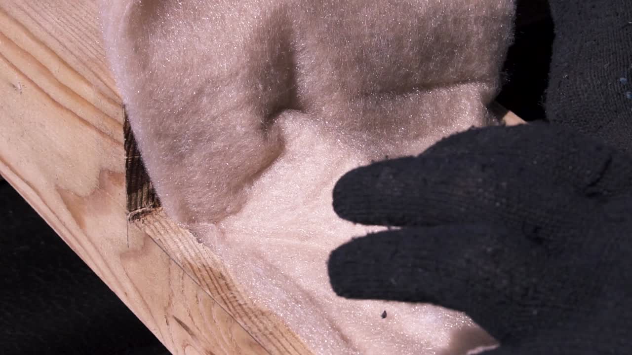나무 프레임에 단열을 설치하는 것