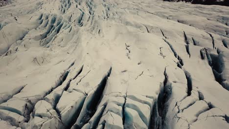 lengua glaciar en islandia filmada por drones con diferentes movimientos cinematográficos, mostrando un concepto turbio y dramático en condiciones invernales