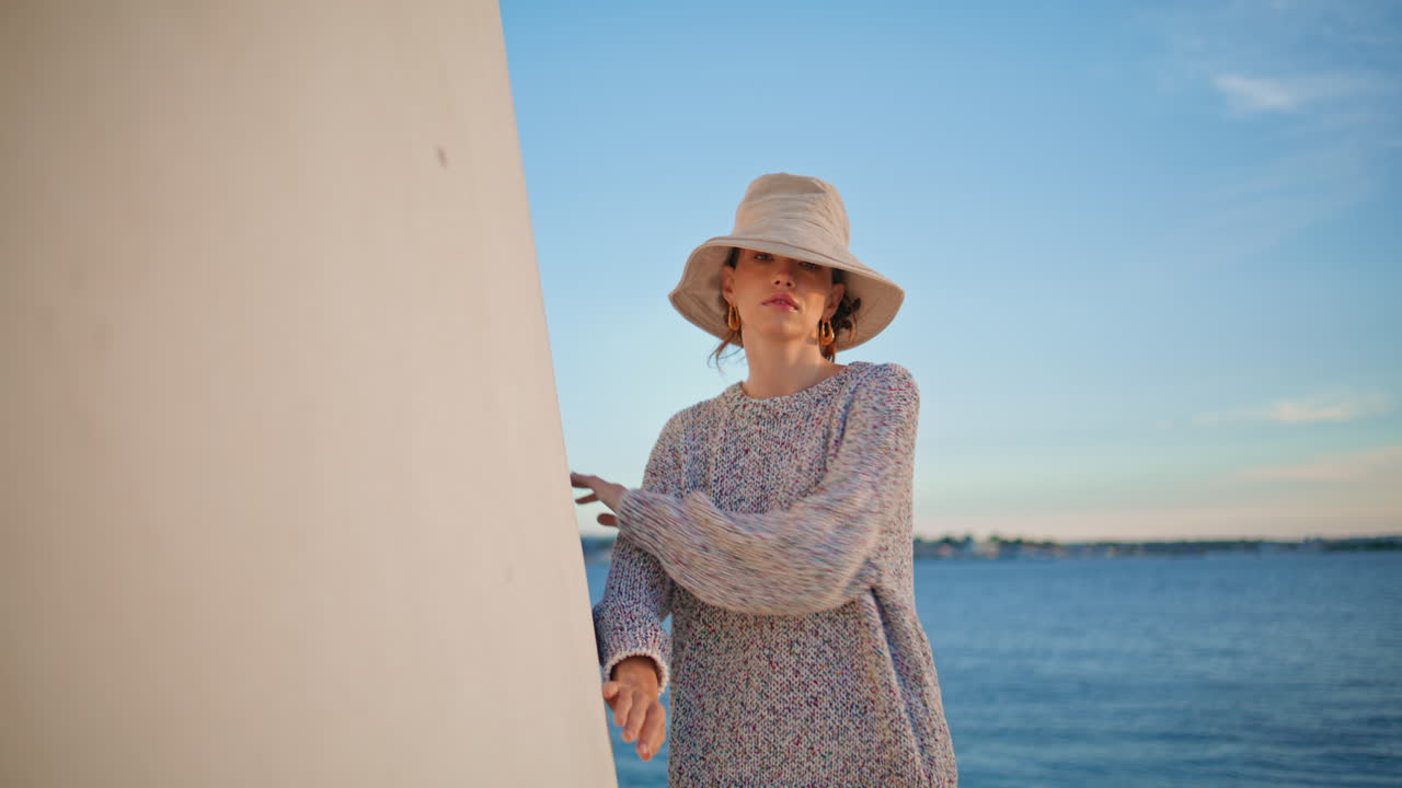 modelo casual descansando en la casa de la orilla el fin de semana. hermosa mujer tranquila posando en el lago