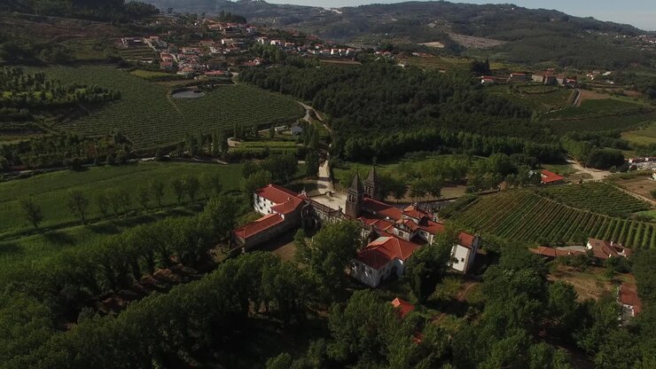 Vista aerea del Monastero di Pombeiro nel paesaggio rurale di Felgueiras