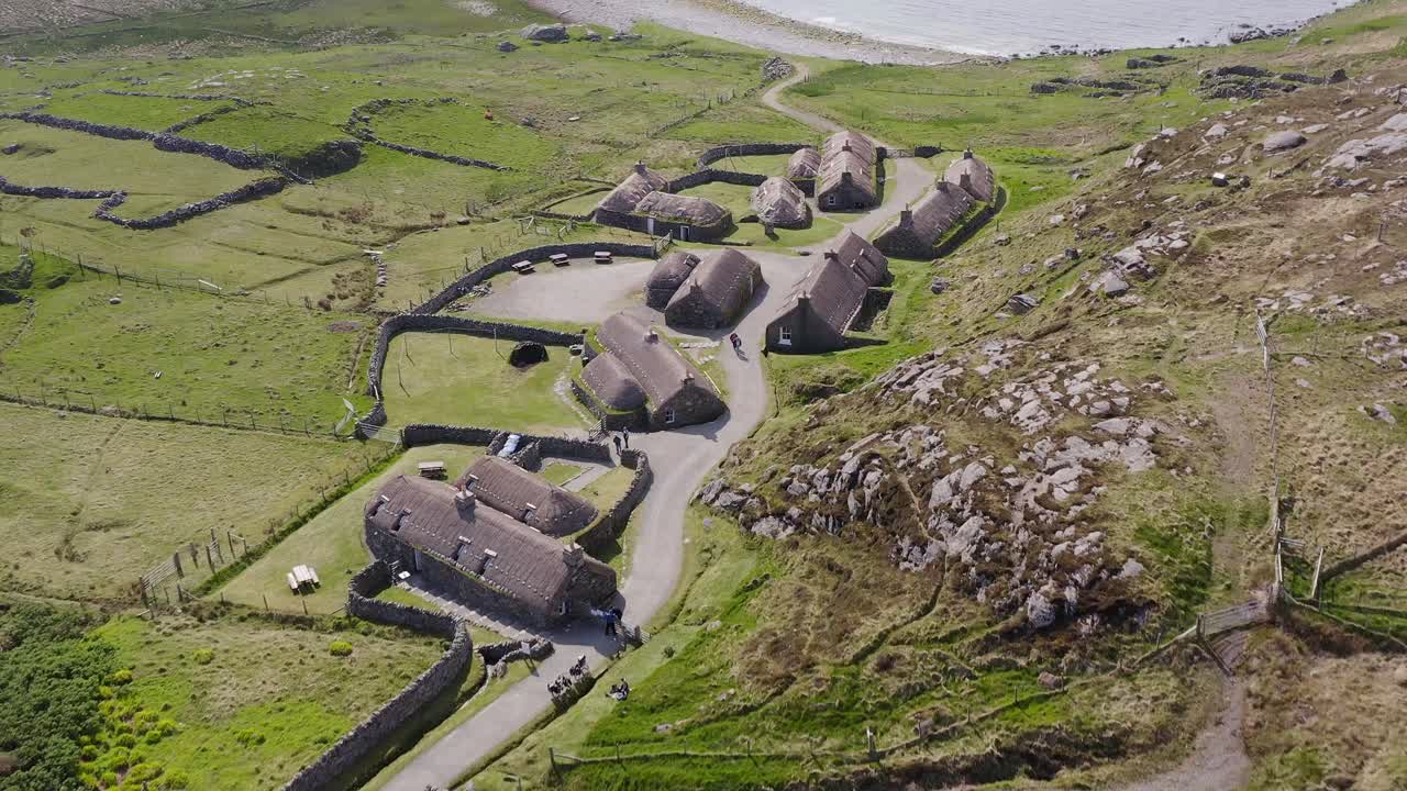 fotografía de un avión no tripulado de la aldea de arragan blackhouse en la isla de lewis, parte de las hébridas exteriores de escocia