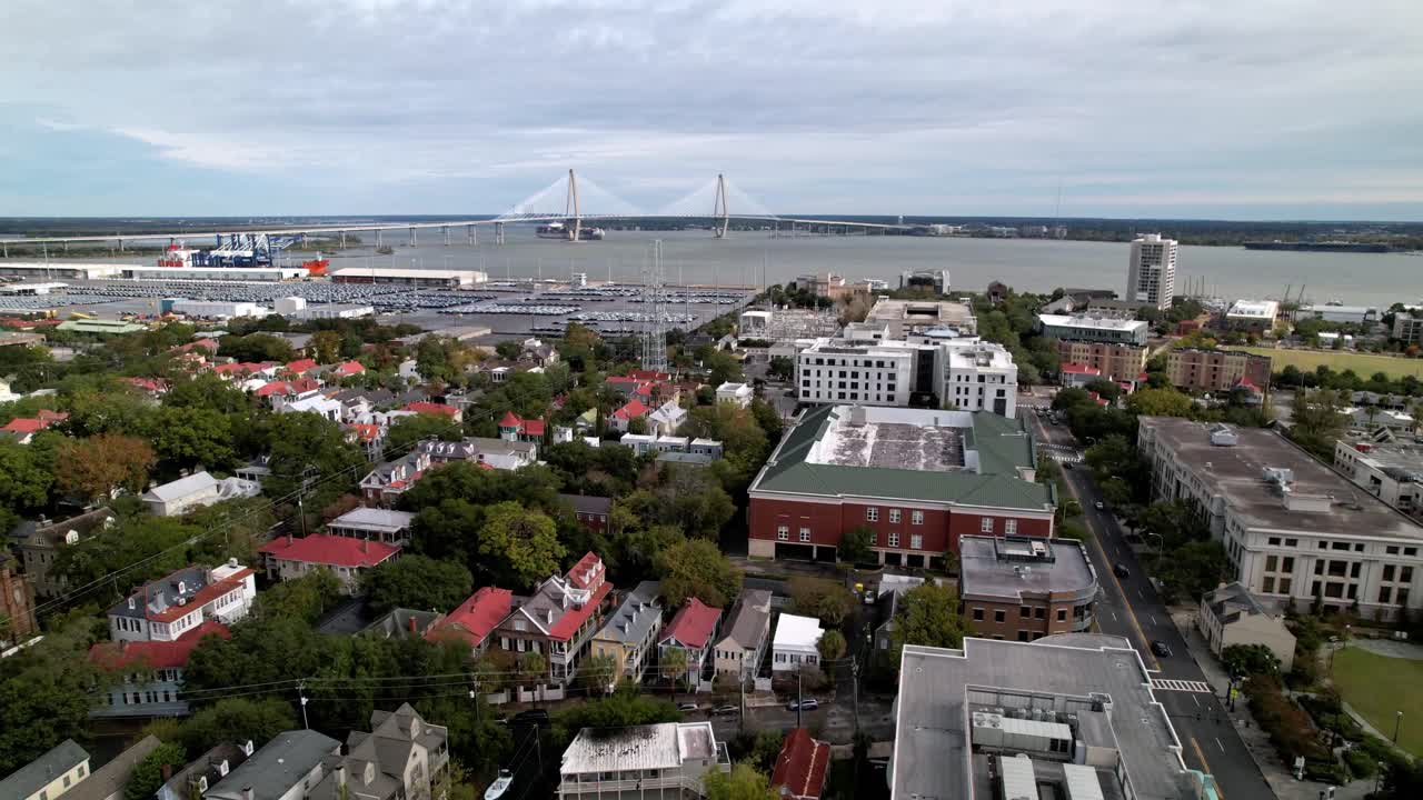 empuje aéreo hacia el puente arthur ravenel jr sobre el río cooper en charleston sc, carolina del sur