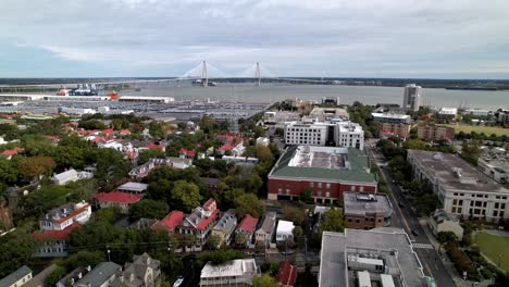 empuje aéreo hacia el puente arthur ravenel jr sobre el río cooper en charleston sc, carolina del sur