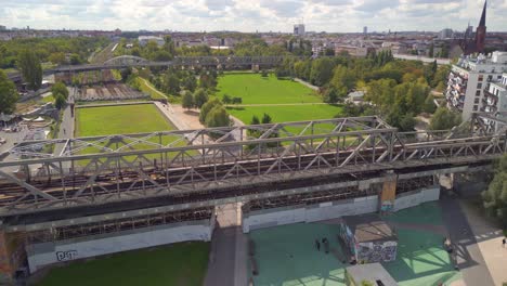 Eisenbahnbrücke-Aus-Stahl