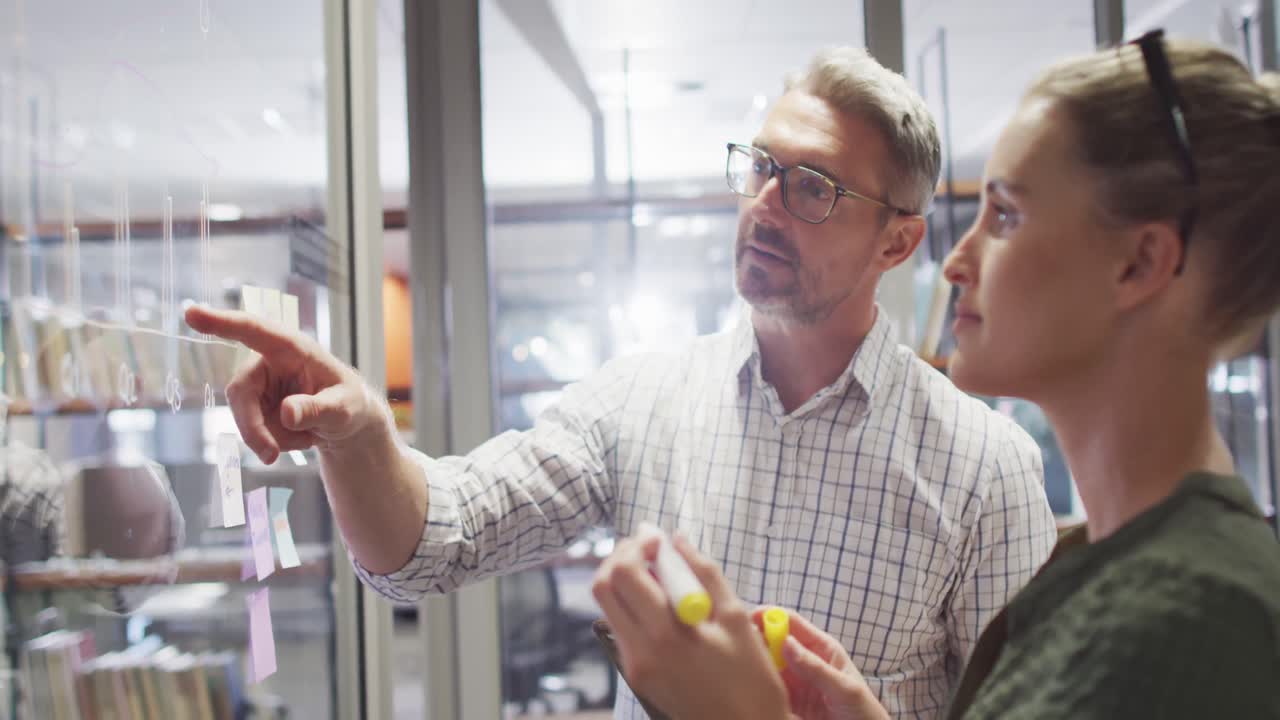 video de diseñadoras caucásicas y diseñadores masculinos haciendo una lluvia de ideas en la oficina