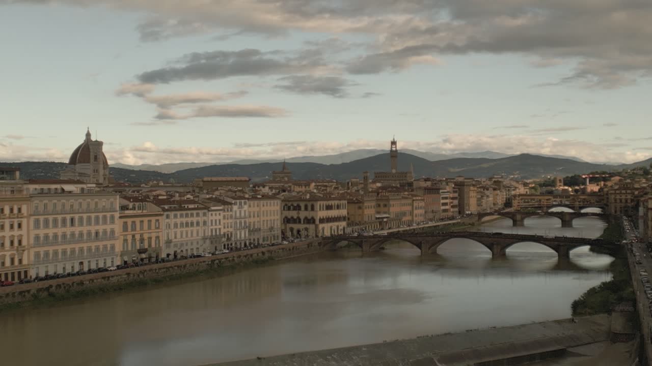 Vista aérea sobre el azud del Arno, que revela gradualmente Florencia y las colinas