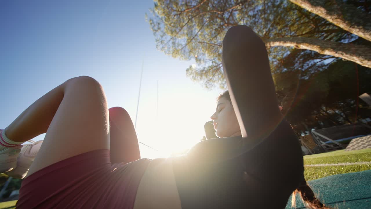 mujer haciendo ejercicio al aire libre