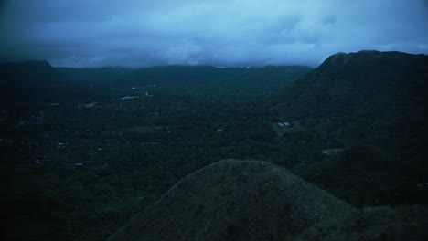 vista del valle de anton en un día nublado justo antes del anochecer