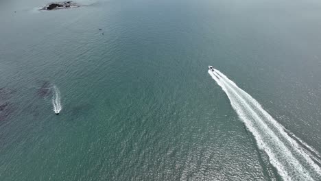 disparo de drones de dos barcos que se cruzan en la costa de washington