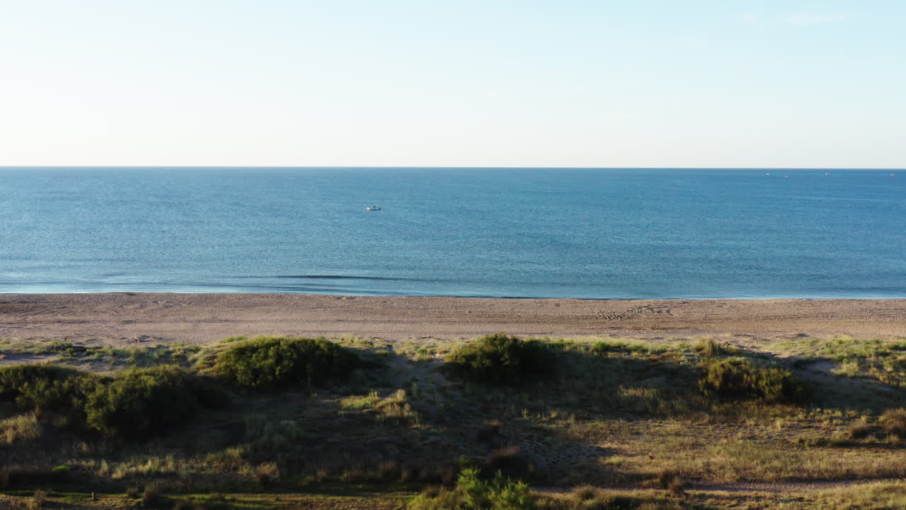 łódź na plaży morza śródziemnego z wydmami i roślinnością powietrzną