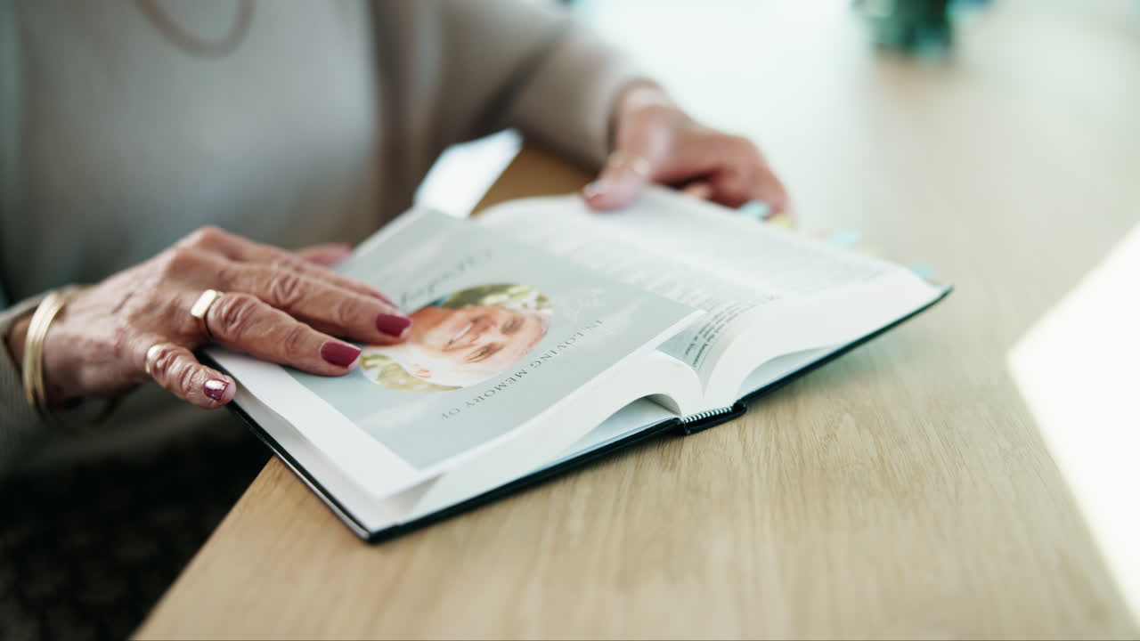 Minnesbok med en bild på en avliden person