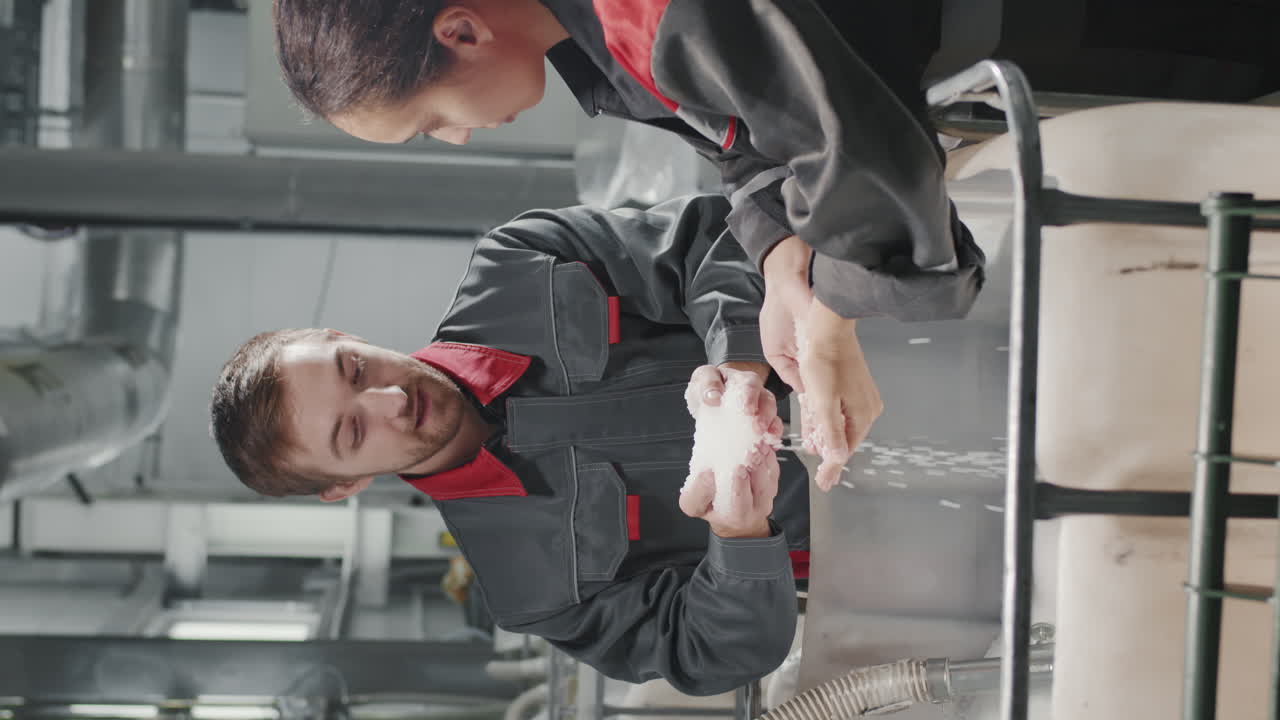 personas que trabajan en una planta de polipropileno