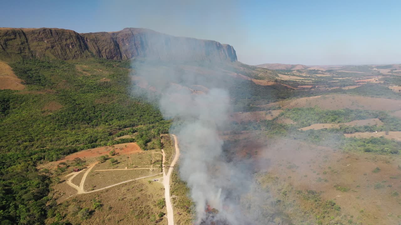 vista de drones del incendio forestal en el bioma del cerrado