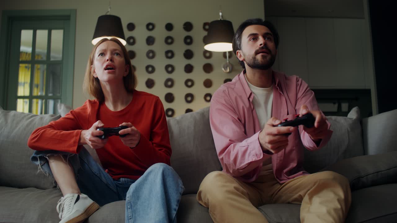 pareja jugando videojuegos en casa