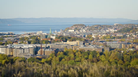 vista nocturna de la ciudad de trondheim. paisaje de otoño de mal humor