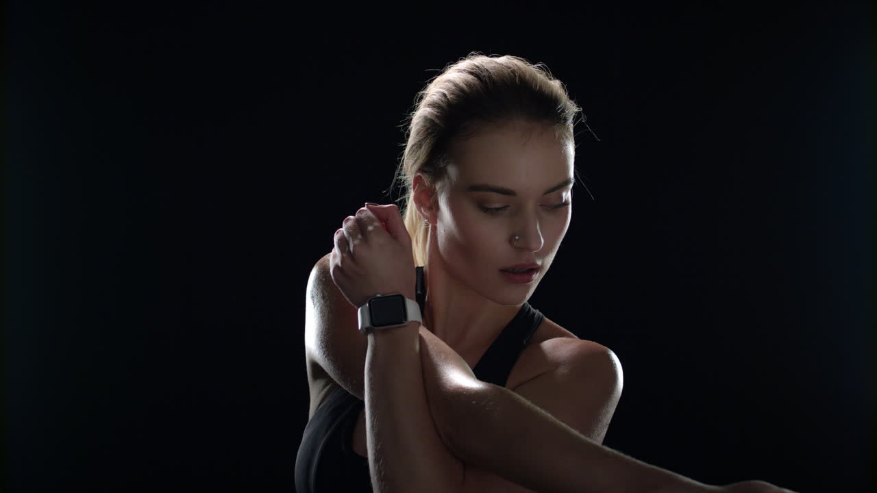 mujer deportiva haciendo ejercicios de estiramiento