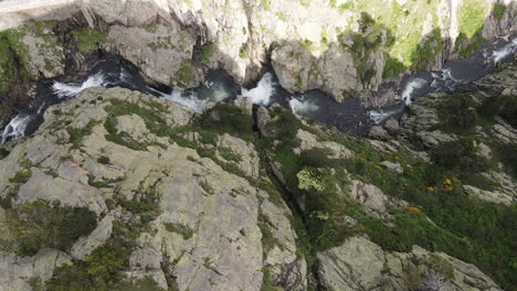 Oben-Luftaufnahme-Einer-Bergschlucht,-Durch-Die-Ein-Rauschender-Fluss-Fließt-1