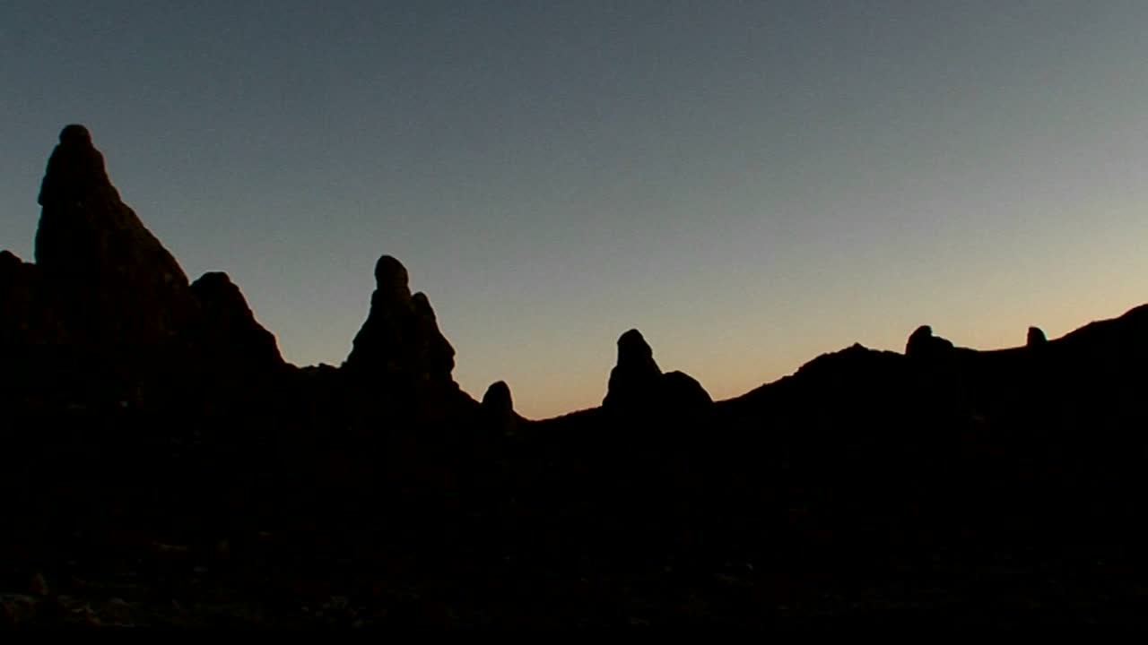 los pináculos de trona se recortan contra el amanecer