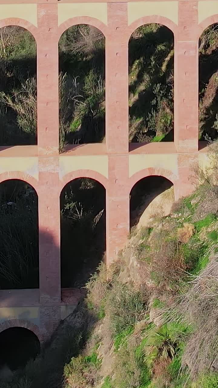 Arcos Inferiores do Aqueduto da Águia em Nerja, Espanha