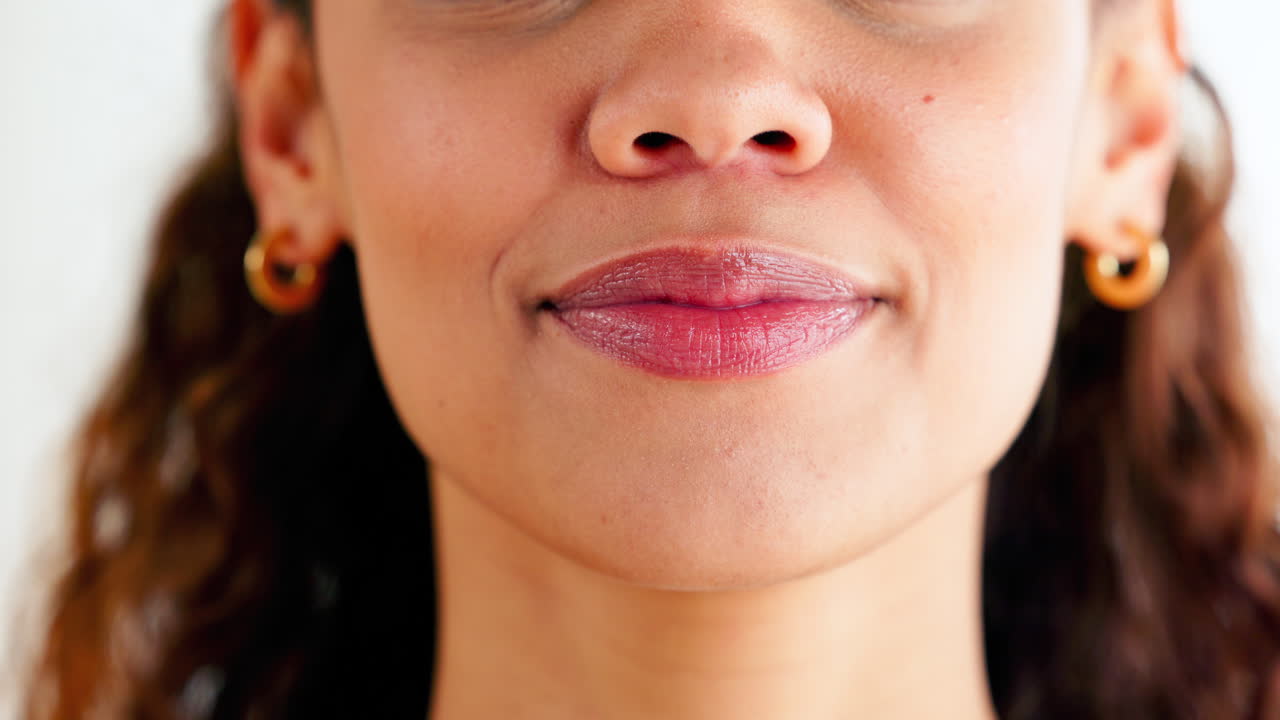 primer plano de una mujer riendo que muestra dientes torcidos
