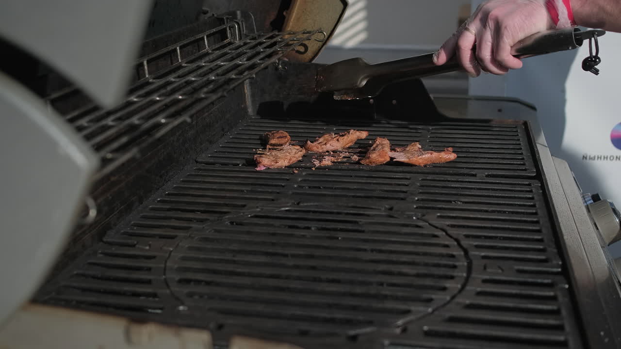 바베큐에서 고기를 는 것