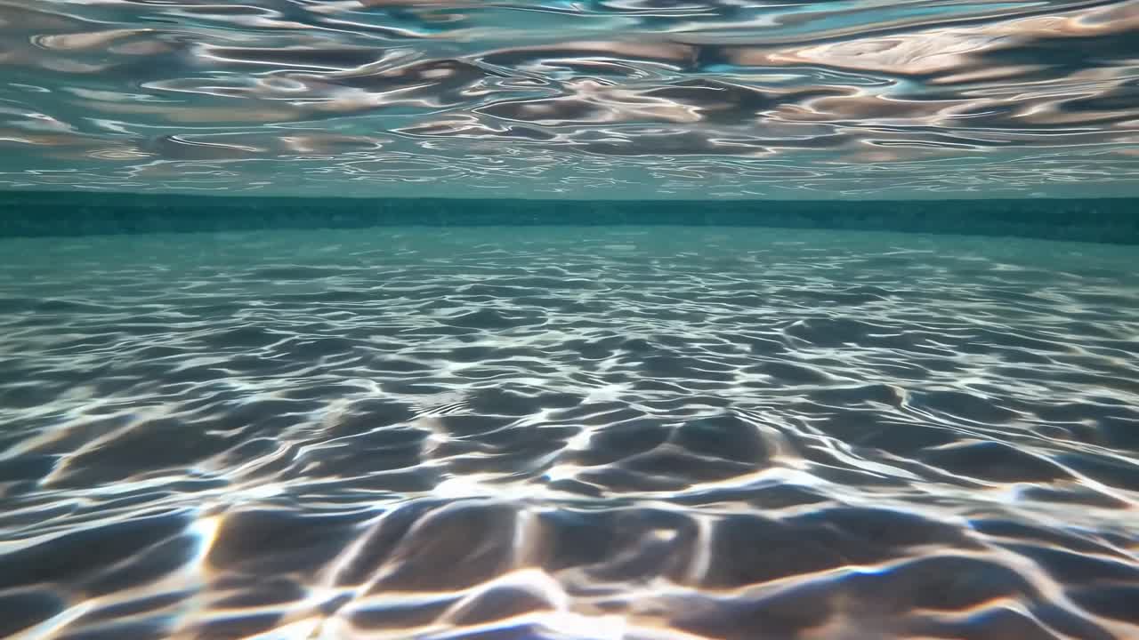 Video che cattura una serena scena subacquea con leggere increspature e riflessi di luce
