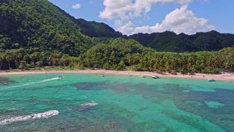 Vista-De-Drones-Sobre-El-Pintoresco-Arrecife-De-Coral-Del-Caribe-Y-La-Prístina-Playa-De-Playa-Ermitano.