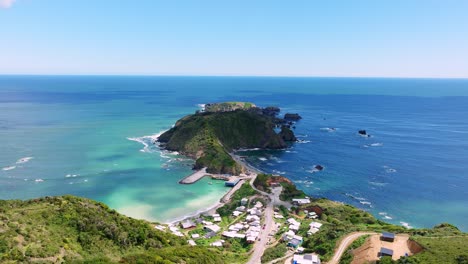 Vista-Aérea-Sobre-El-Acantilado-Verde-De-Estaquilla-Con-Aguas-Turquesas-Del-Océano-Pacífico-Que-Se-Extienden-Hasta-El-Horizonte