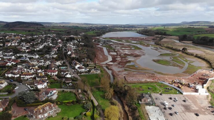 Veduta aerea della città di Budleigh Salterton accanto alla Riserva Naturale dell'Estuario dell'Otter