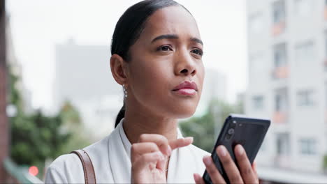 mujer de negocios, teléfono y navegación en la ciudad