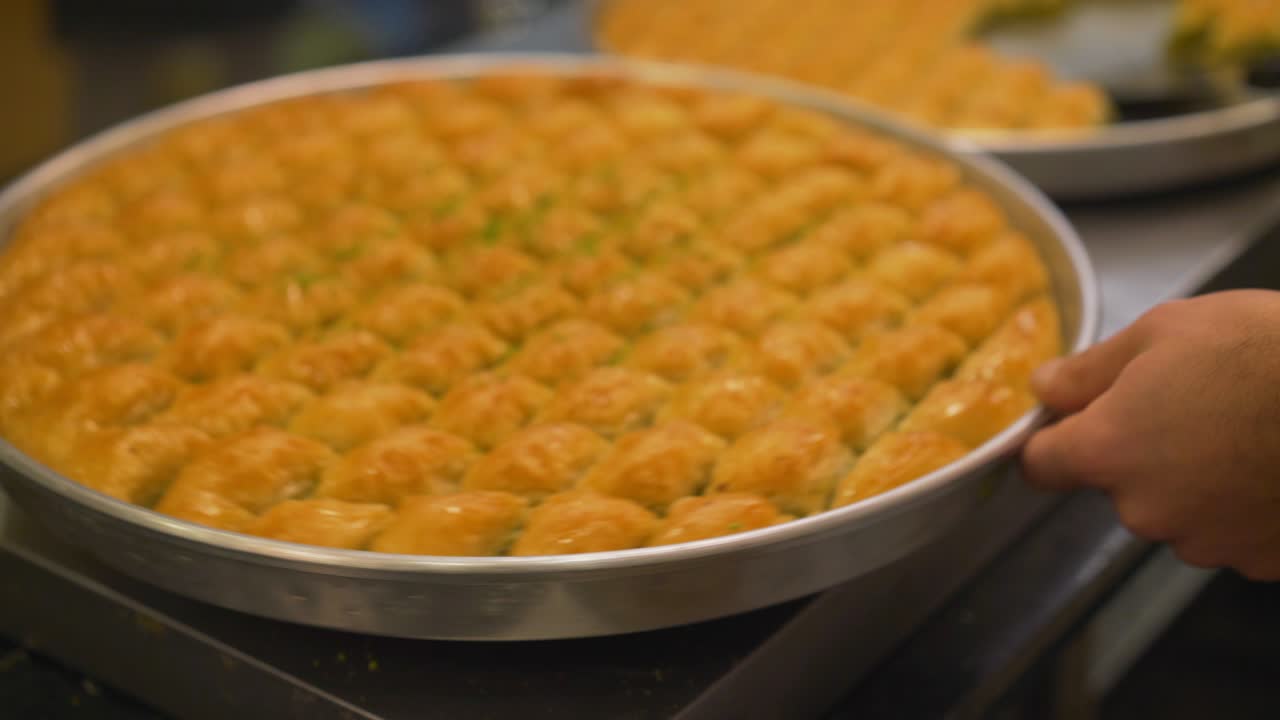 increíble vista de la deliciosa baklava turca en gaziantep. imágenes de 4k en turquía