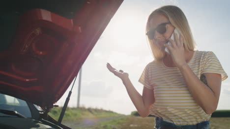 video de mano de una mujer pidiendo ayuda en la carretera
