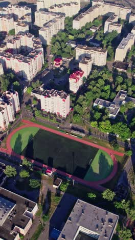 drone aéreo de un pequeño estadio, cámara abajo
