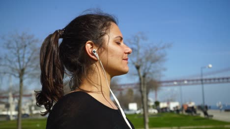 Relaxed-sporty-girl-exercising-in-park