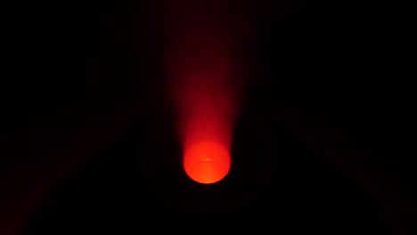 un humidificador con una luz circular roja en el medio