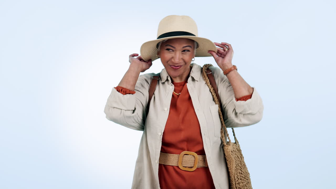 feliz, bailando y mujer mayor en un estudio