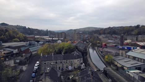 vista aérea drone da vila de slaithwaite, slawit, uma cidade industrial no oeste de yorkshire, reino unido